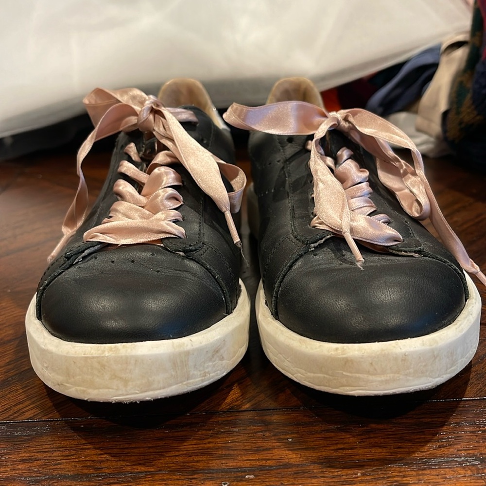 Diadora Heritage black leather sneaker with pink ribbon laces. Size 38.5 Euro